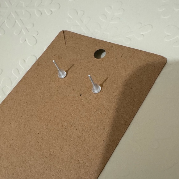 ❄️ SALE! NEW Black Cat Stud Earrings .5” White Metal - Picture 4 of 6